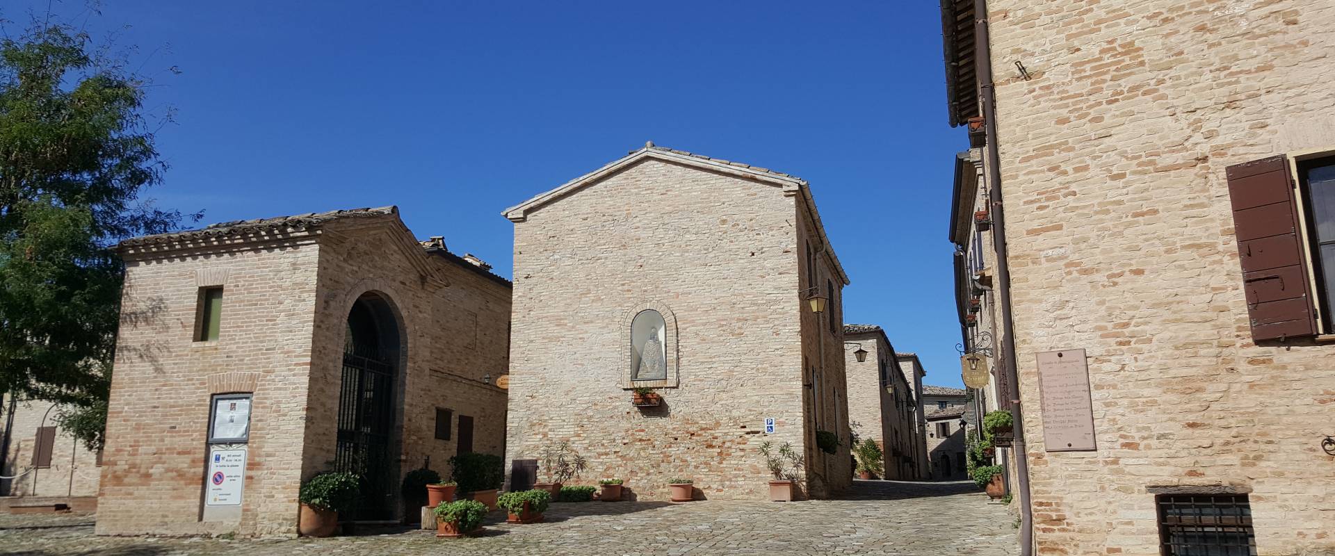 La Madonna di Loreto (Chiesa di Sant'Agostino) nel Castello di Montegridolfo 12 foto di Marco Musmeci
